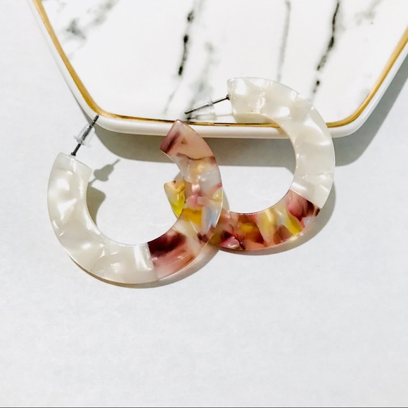 CAMILLE RESIN HOOP EARRINGS PEARL MULTI 1.5” - Picture 4 of 7